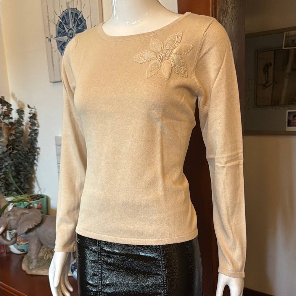 NWT size  small Northern Reflections Cream Embellished Fitted Blouse